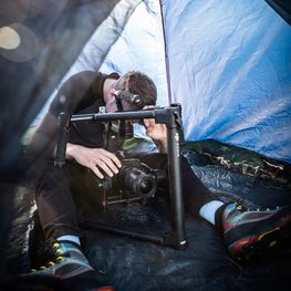 Videomaker Jan Palma im Zelt zu den Aufnahmen auf der Seiser Alm an Schlern für das KONVERTO Smart Working Video